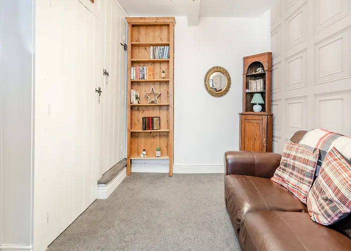 Withnail's Hideaway - Uk43429 * ウィットビー